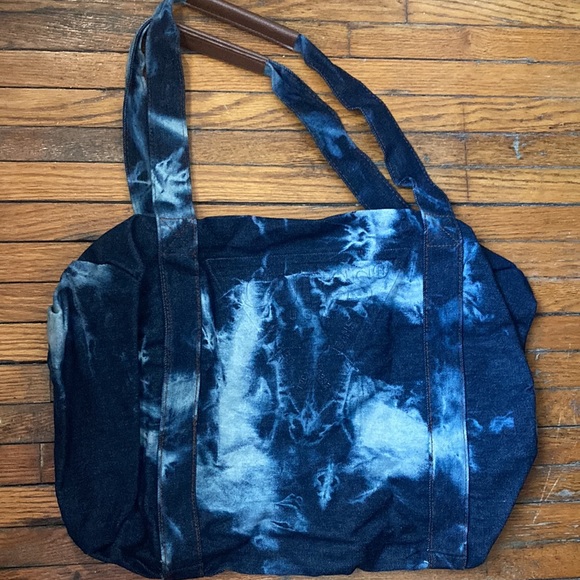 New!!! Guess Bleached Denim Duffel Bag - Picture 5 of 5